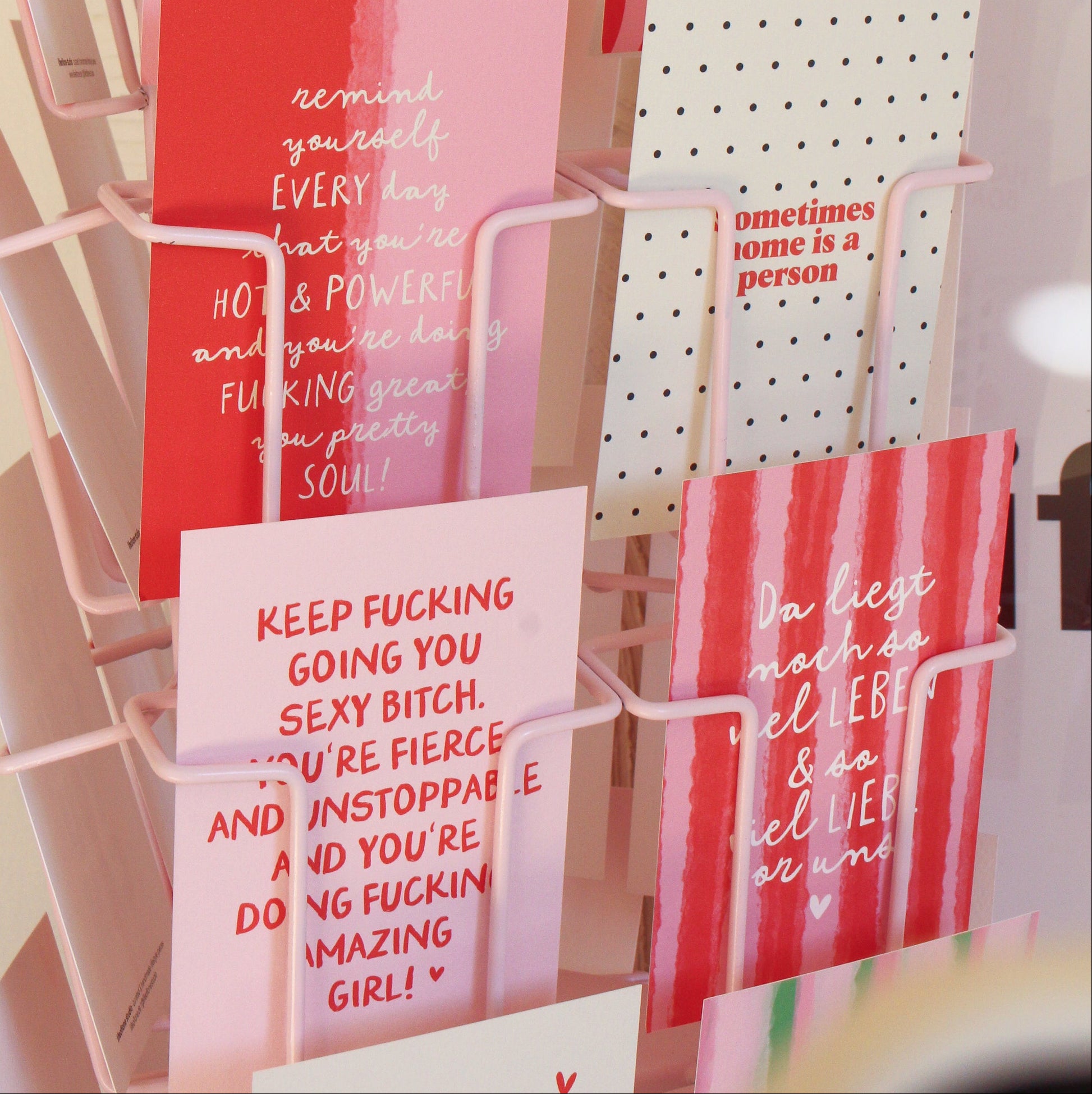 Handgemachte Geburtstags- und Love Karten im Kartenständer