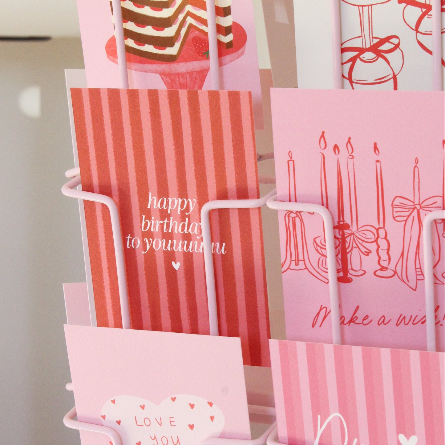 Papeterie Deko mit illustrierten Postkarten in Pink