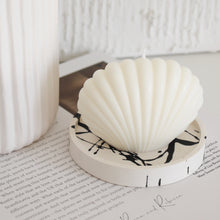 Lade das Bild in den Galerie-Viewer, Shell Candle
