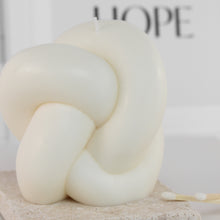 Lade das Bild in den Galerie-Viewer, Big Knot Candle
