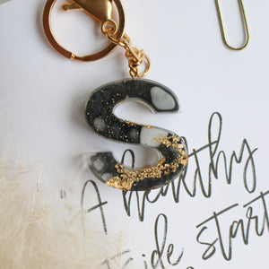Resin Keychain Letter 'S', Schwarz Weiß