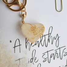 Lade das Bild in den Galerie-Viewer, Resin Keychain Herz, beige
