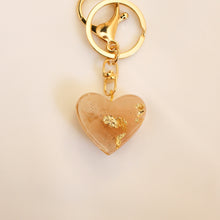 Lade das Bild in den Galerie-Viewer, Resin Keychain Herz, beige
